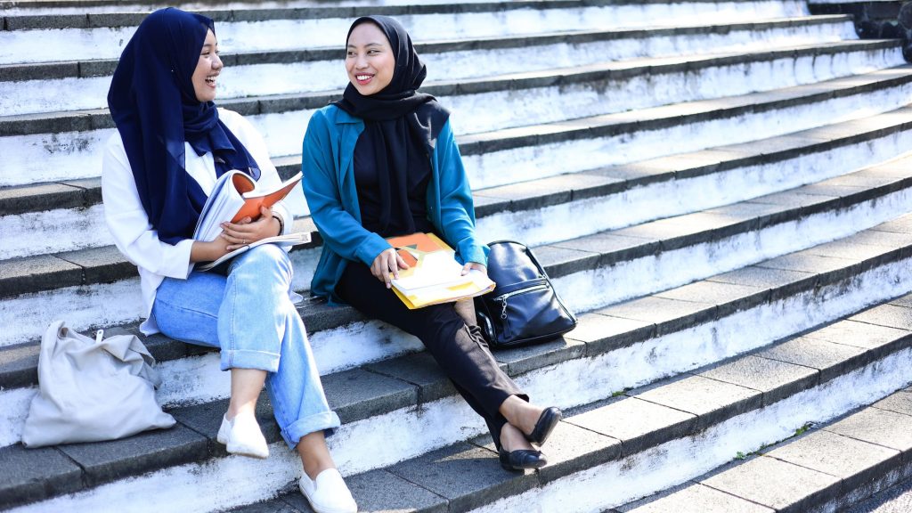 Manfaat Membaca Buku Fisik di Era Layar: Bukti Sains dan Gelombang “Kembali ke Kertas” di Eropa 1 1 | Manfaat Membaca Buku Fisik di Era Layar: Bukti Sains dan Gelombang “Kembali ke Kertas” di Eropa